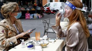 Dos personas sentadas en una terraza en Roma italia coronavirus