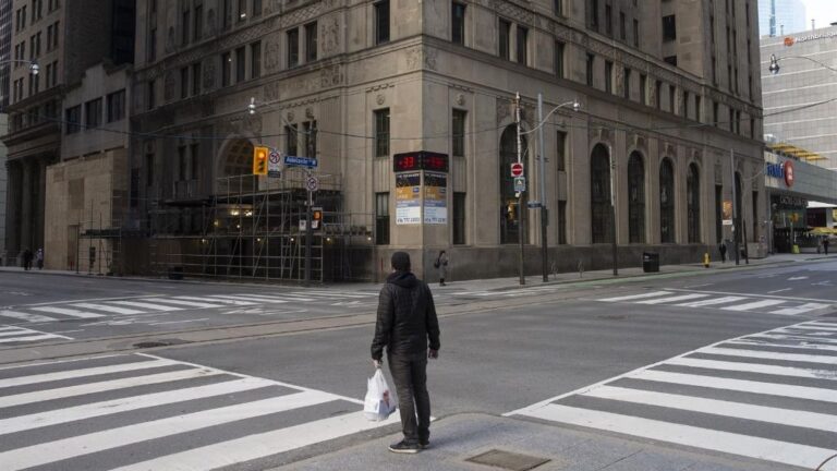 Un hombre en una calle desierta de Toronto por el coronavirus