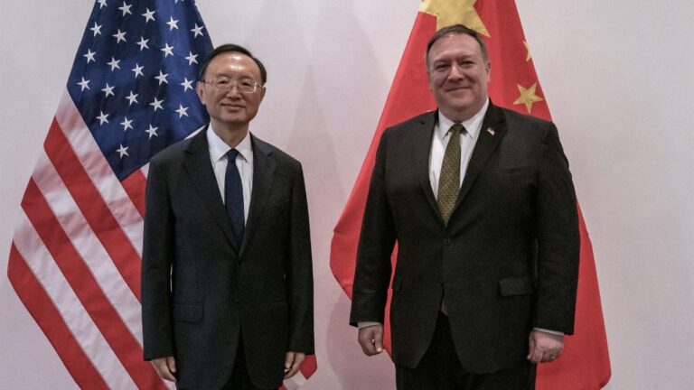 El secretario de Estado de Estados Unidos, Mike Pompeo, y el mimbro del Buró Político del Comité Central del Partido Comunista de China (PCCh) Yang Jiechi