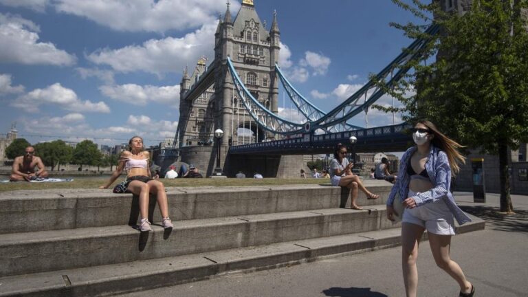 Ciudadanos pasean por Londres reino unido coronavirus