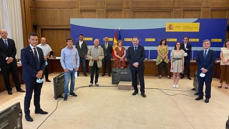 El ministro de Transportes, Movilidad y Agenda Urbana, José Luis Ábalos, se reúne con la Mesa de la Bicicleta