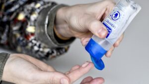 Una persona usa el gel de manos desinfectante