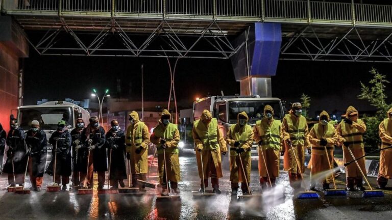 Trabajadores con mascarillas en Arabia Saudí