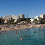 Unos turistas se bañan en la playa de Magaluf, en Calvià, en la isla española de Mallorca
