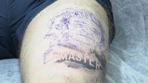 Imagen del tatuaje con el rostro de Fernando Simón