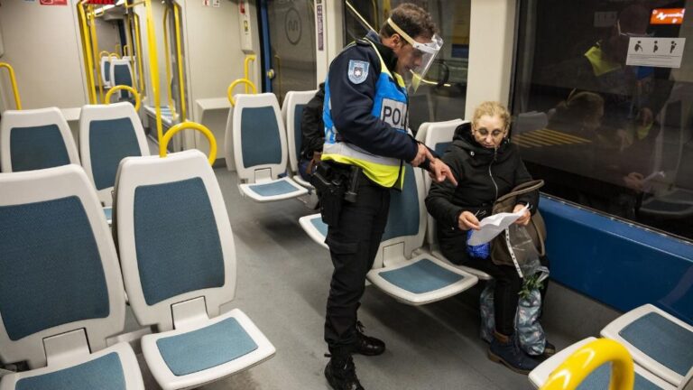 Vigilancia policial en el metro de Oporto portugal coronavirus