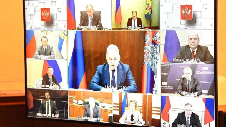 Los miembros del Consejo de Seguridad de Rusia, encabezados por el ministro de Defensa, el general Sergei Shoigú, en una videoconferencia con Putin