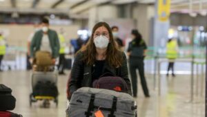 Una joven protegida con mascarilla