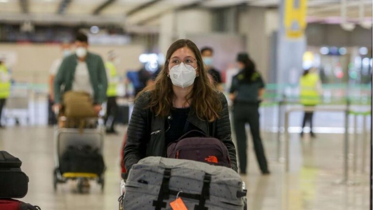 Una joven protegida con mascarilla