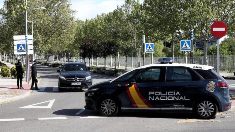 Agentes de la Policía Nacional realizan un control en la entrada de la localidad madrileña de Pozuelo de Alarcón