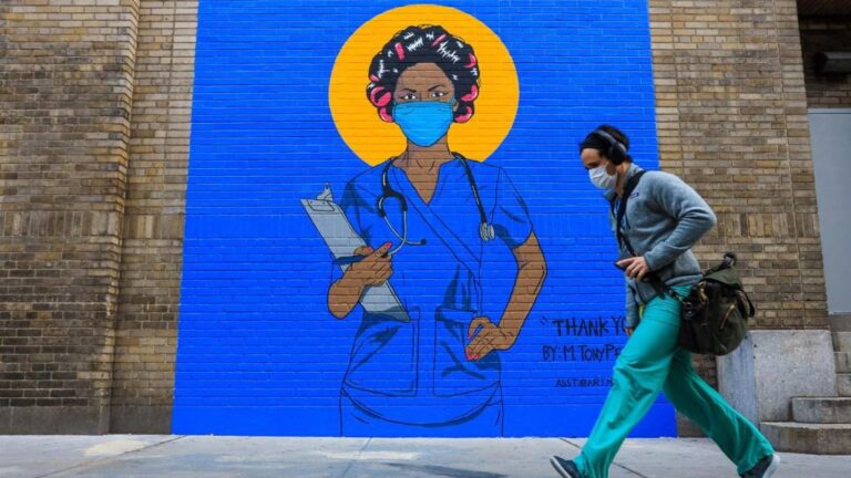 Un mural de homenaje al personal sanitario en Nueva York