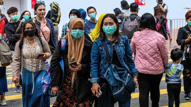 Un grupo de personas con mascarillas en Hong Kong.