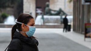 Imagen de recurso de una mujer con mascarilla por el coronavirus.