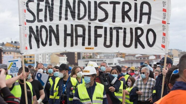 Trabajadores de Alcoa caminan por la calle con una pancarta en la que se lee 'Sen Industria Non Hay Futuro', durante una nueva manifestación en Foz, Lugo, Galicia