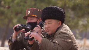 Kim Jong Un supervisando ejercicios militares