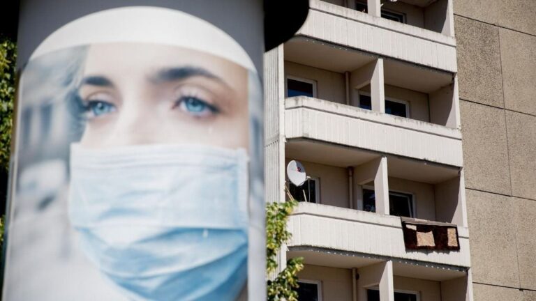 Un anuncio de mascarillas cerca de un bloque de apartamentos en cuarentena en Berlín