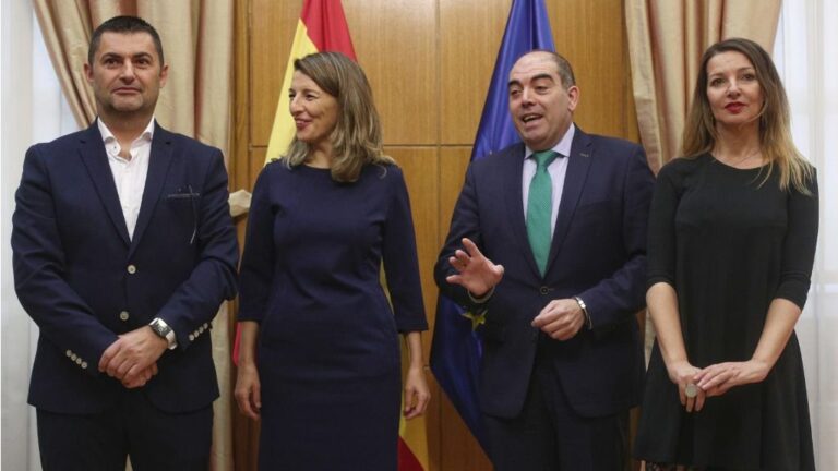 (I-D) El presidente de la UPTA, Eduardo Abad; la ministra de Trabajo y Economía Social, Yolanda Díaz; El presidente de la ATA, Lorenzo Amor; y la secretaria general de UTAE, María José Landaburu