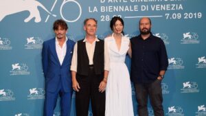 Ciro Guerra, presentando en Venecia su película 'Waiting For The Barbarians' junto a Johnny Depp