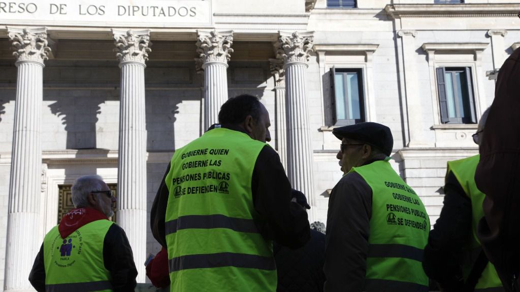 La Coordinadora de Pensionistas de Madrid se concentra ante el Congreso