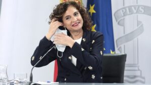 La ministra portavoz y de Hacienda, María Jesús Montero, a su llegada a la rueda de prensa tras la celebración de un Consejo de Ministros extraordinario, en Moncloa, Madrid (España), a 26 de junio de 2020