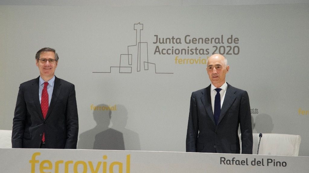 El presidente de Ferrovial, Rafael del Pino, y el consejero delegado del grupo, Ignanio Madridejos, ante la junta de accionistas del grupo, celebrada de forma telemática