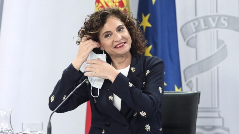 La ministra portavoz y de Hacienda, María Jesús Montero, a su llegada a la rueda de prensa tras la celebración de un Consejo de Ministros extraordinario, en Moncloa, Madrid (España), a 26 de junio de 2020