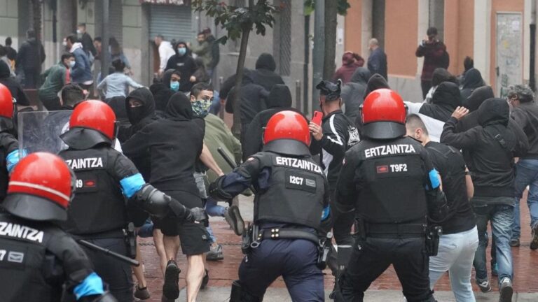 Agentes de la Ertzaintza cargan contra un grupo de radicales que intentan boicotear un mitin del presidente de Vox, Santiago Abascal, en Sestao