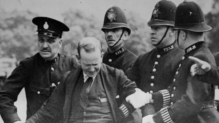 Detención de Patrick McMahon el 16 de julio de 1936 tras intentar asesinar al rey de Inglaterra, Eduardo VIII