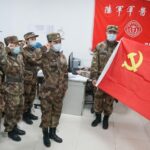 Médicos militares juran antes de ir a Wuhan (China) en la lucha contra la epidemia del coronavirus, en China