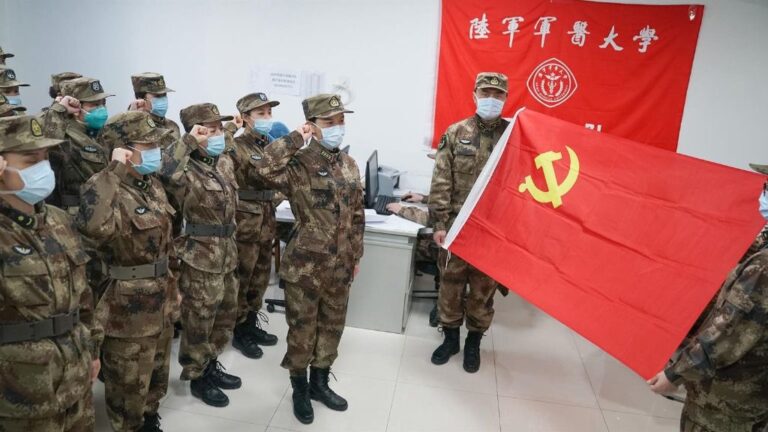 Médicos militares juran antes de ir a Wuhan (China) en la lucha contra la epidemia del coronavirus, en China