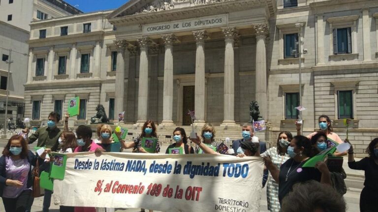 Una representación de las trabajadoras de hogar y cuidados a las puertas del Congreso de los Diputados