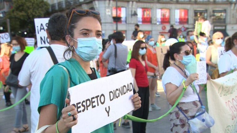 Concentración de 'Sanitarios Necesarios' en la Puerta del Sol de Madrid