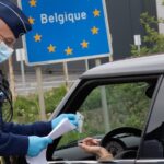 Un policía comprueba el carné de identidad en la frontera de Bélgica con Francia coronavirus