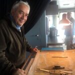 El poeta e investigador José Alcamí a bordo de un barco en Tierra de Fuego