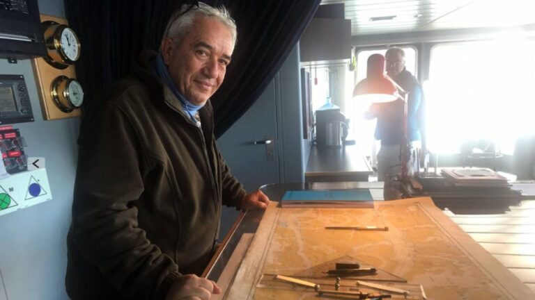 El poeta e investigador José Alcamí a bordo de un barco en Tierra de Fuego