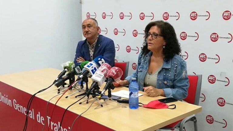 La secretaria general de UGT en Extremadura, Patrocinio Sánchez, en rueda de prensa en Mérida junto al secretario general de UGT, Pepe Álvarez, este martes.