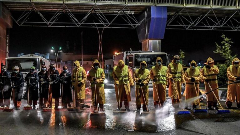 Trabajadores con mascarillas en Arabia Saudí