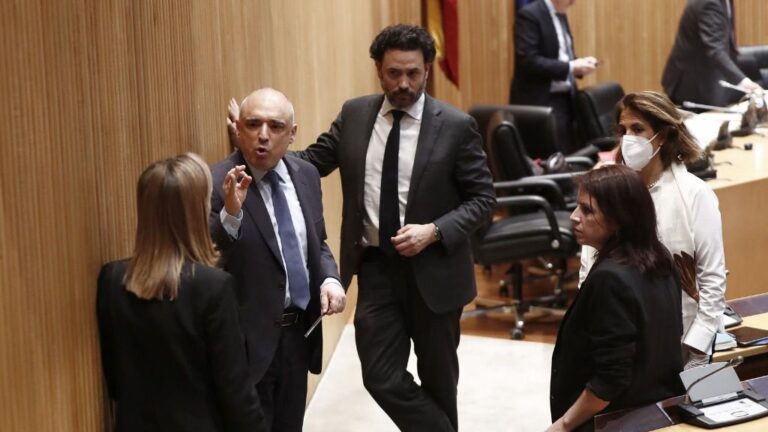 La portavoz socialista, Adriana Lastra junto al diputado del PSOE Rafael Simancas y la vicepresidenta segunda de la cámara, Ana Pastor, en la primera sesión de la Comisión para la Reconstrucción