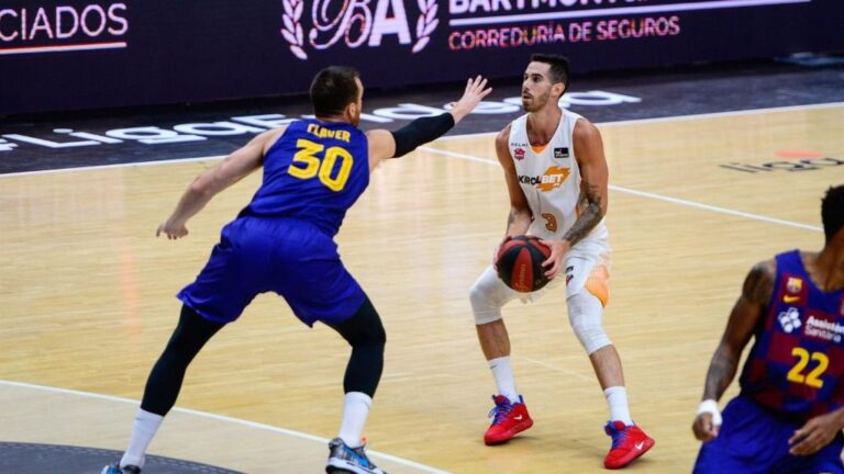 El jugador del Baskonia Luca Vildoza en una acción de la final de la Liga Endesa ante el Barça