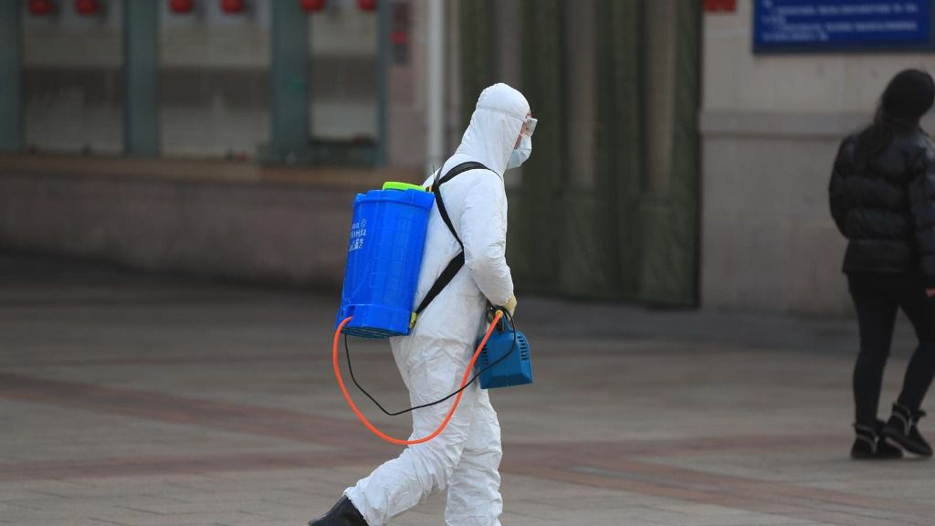 Un trabajador con un traje de protección en Pekín