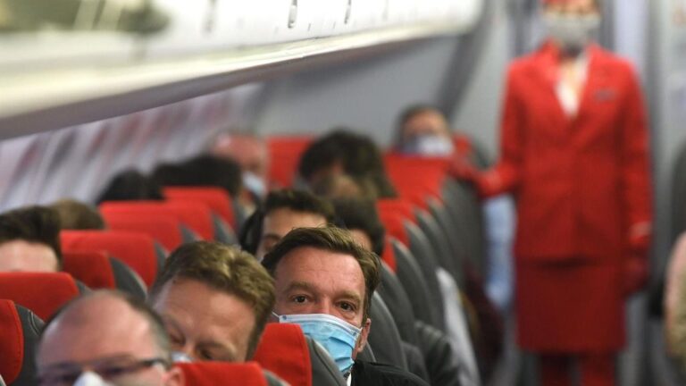 Pasajeros con máscaras en un vuelo de Austrian Airlines saliendo de Múnich coronavirus