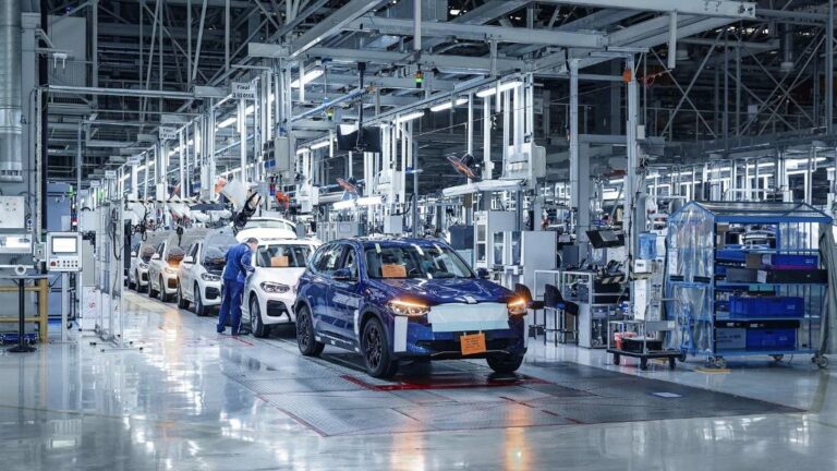 Imagen de una planta de producción de vehículos