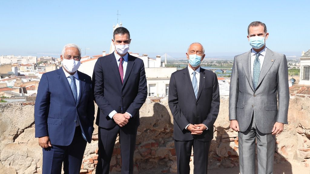 El Rey, el Presidente de Portugal y los Jefes de Gobierno de España y Portugal, en Badajoz. Acto de reapertura de la frontera entre ambos países.
