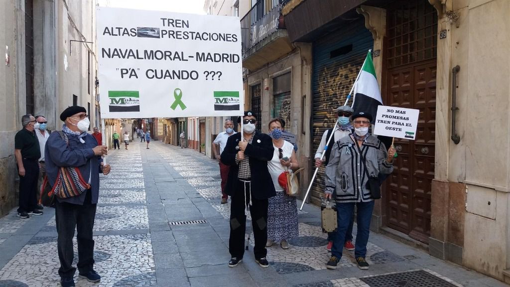 La Plataforma Milana Bonita se concentra en Badajoz para reclamar un tren digno