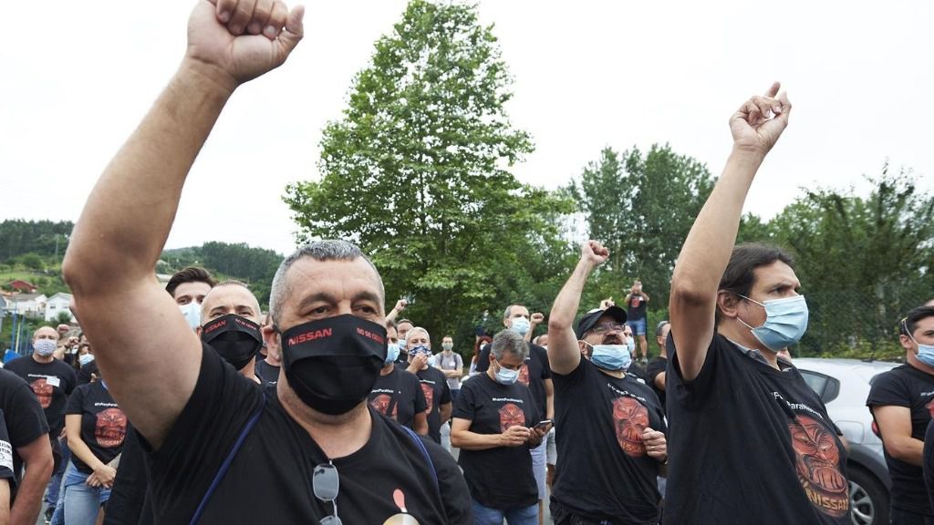 Trabajadores de Nissan Barcelona levantan el brazo como signo de protesta en la concentración convocada por el cierre de las plantas catalanas ante la fábrica de la compañía en Los Corrales de Buelna, Cantabria (España)