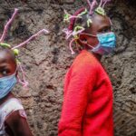Dos niñas con mascarilla y peinados de 'coronavirus' en Nairobi