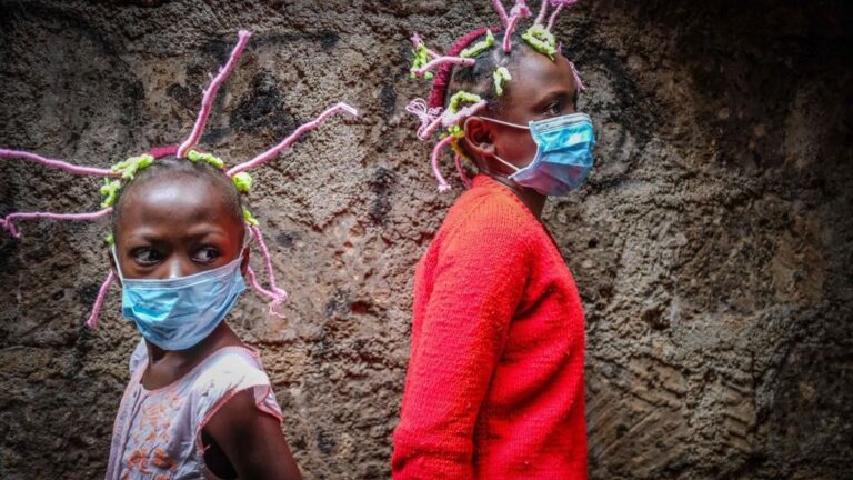 Dos niñas con mascarilla y peinados de 'coronavirus' en Nairobi