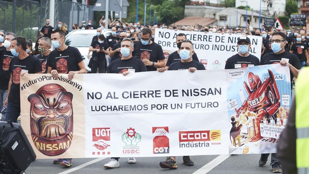 Trabajadores de Nissan Barcelona con pancartas nte la fábrica de la compañía en Los Corrales de Buelna, Cantabria (España)