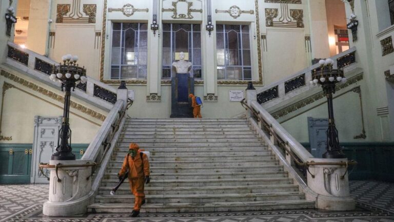 Trabajos de desinfección en una estación ferroviaria de San Petersburgo rusia coronavirus