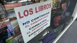 Cristalera de librería Solocio, donde se puede leer un cartel donde pone "Los libros no contagian el coronavirus, combaten el aburrimiento, enriquecen el alma".